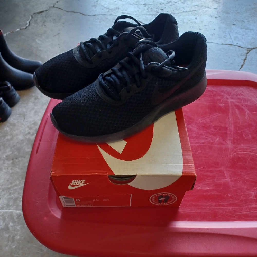 Nike tanjun sneakers size 8 brand new